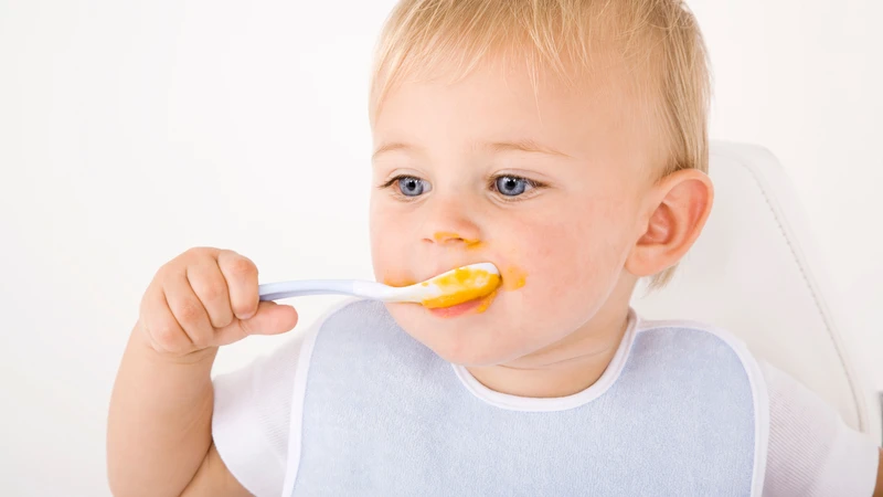 Khác với gia vị của người lớn, gia vị cho bé thường được sản xuất riêng, ít natri, không chứa chất phụ gia độc hại