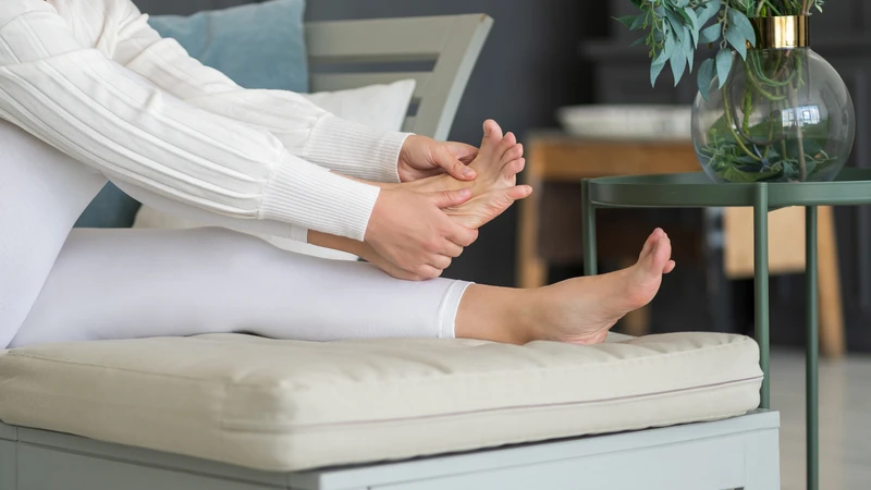 Các động tác kéo giãn bắp chân và lòng bàn chân giúp  xoa dịu cơn đau gai gót chân