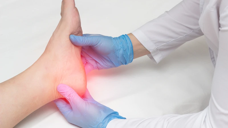 Đôi chân cần sự trợ giúp từ bác sĩ khi cơn đau không có dấu hiệu thuyên giảm