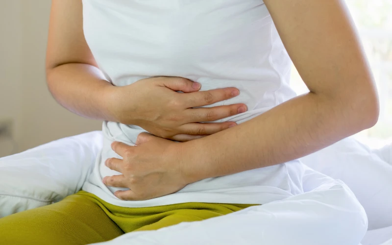 Nếu xét nghiệm beta hCG giảm kèm các triệu chứng đau bụng, xuất huyết âm đạo... cần tái khám ngay