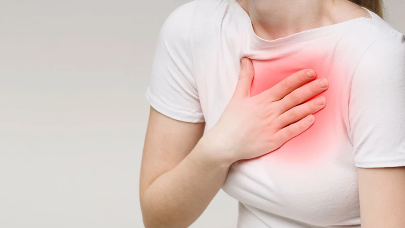 Trào ngược thường gây cảm giác nóng rát sau xương ức và có thể khiến người bệnh lo lắng, căng thẳng