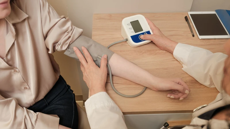 Nên đi khám nếu kết quả đo huyết áp tại nhà nhiều lần cao hơn mức bình thường dù đã nghỉ ngơi và đo đúng cách