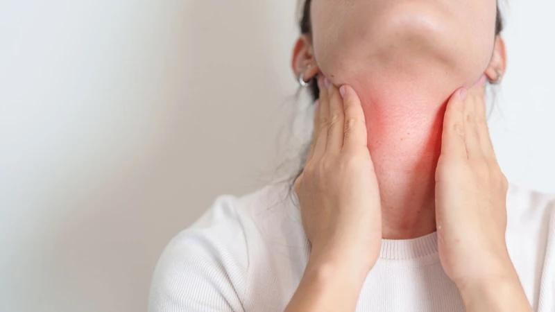 Ung thư tuyến giáp thể nhú thường gây khối u hoặc cục ở vùng cổ, không đau, phát triển chậm và có thể di động theo nhịp nuốt
