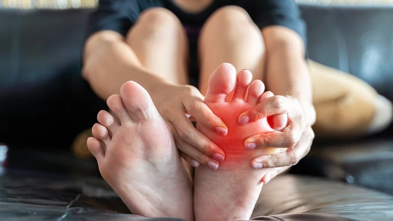 Đau, sưng, đỏ khớp ngón chân cái về đêm là các dấu hiệu sớm cảnh báo giai đoạn đầu của bệnh gút