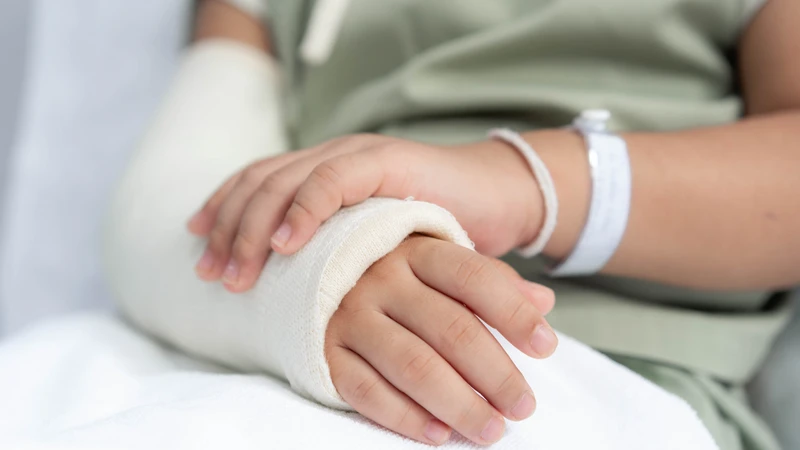 Các chấn thương như gãy xương cũng có thể làm tổn thương các mạch máu lân cận