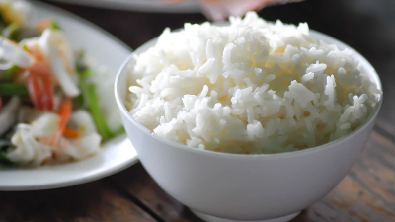 Giảm cân có nên ăn cơm không? Những điều bạn nên biết 1