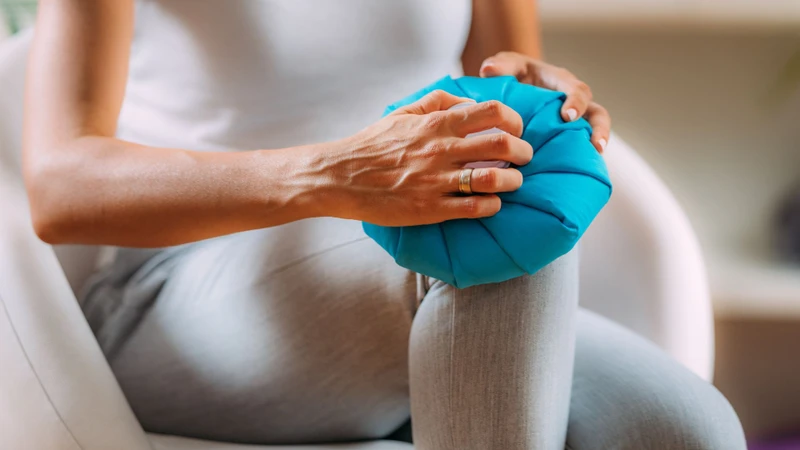 Chườm lạnh và nghỉ ngơi giúp giảm sưng đau trong cơn gout cấp