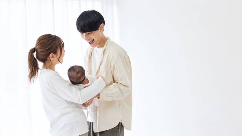 Việc chăm sóc em bé ảnh hưởng đáng kể đến giấc ngủ của mẹ, vì vậy sự đồng hành và chia sẻ từ chồng và gia đình đóng vai trò quan trọng