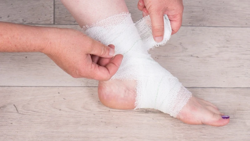 Nếu vết thương chảy máu cần cầm máu và băng bó cẩn thận