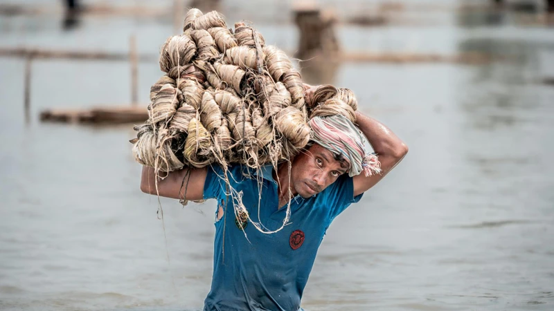 Thường xuyên mang vác vật nặng trên vai làm tăng nguy cơ giãn dây chằng cổ