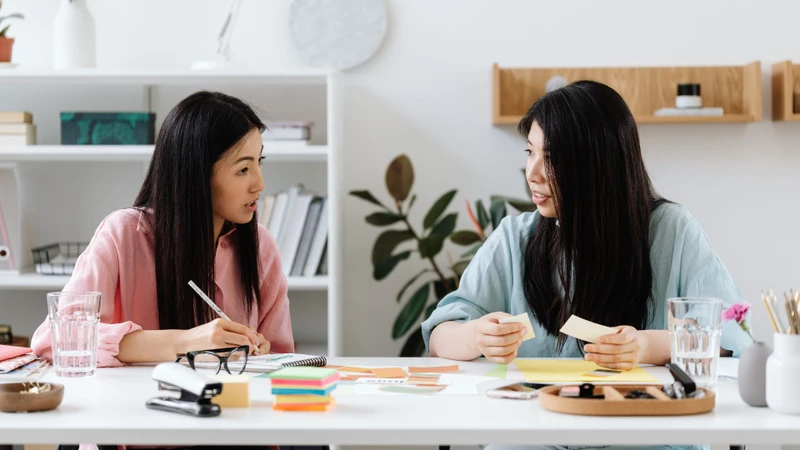 Giữ tư thế đúng khi ngồi làm việc giúp ngăn tình trạng giãn dây chằng cổ tái phát
