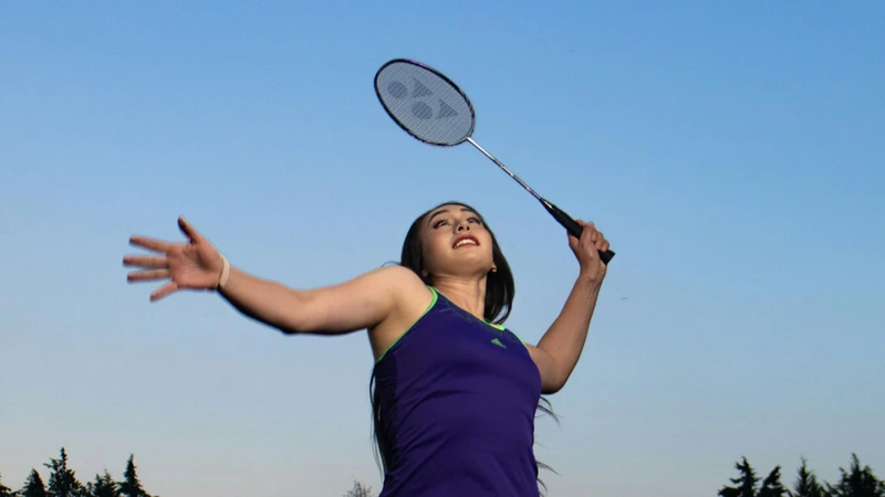 Người chơi thể thao, nhất là bóng chuyền, cầu lông hoặc tennis, dễ gặp chấn thương này hơn