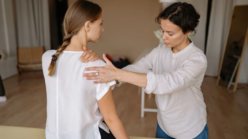 Vật lý trị liệu rất quan trọng vì giúp tăng sức mạnh cơ và cải thiện tầm vận động của vai