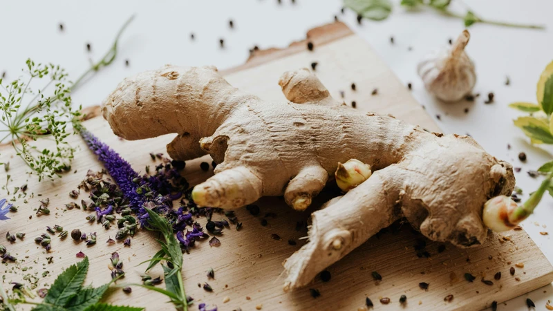 Ginger shot có thể được chế biến bằng cách ép trực tiếp củ gừng tươi