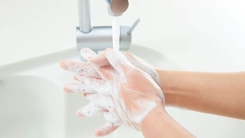 Thường xuyên rửa tay bằng xà phòng giúp phòng ngừa bệnh giun dẹp hiệu quả