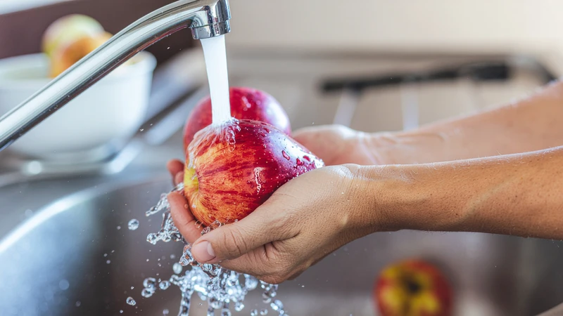 Rửa sạch rau củ quả dưới vòi nước chảy là biện pháp phòng ngừa hiệu quả