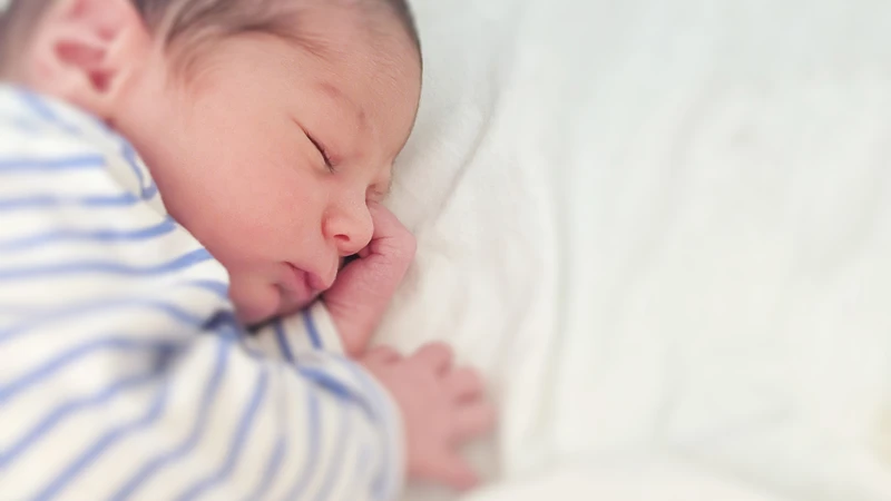Trẻ chảy nước mắt nhiều và co quắp mi