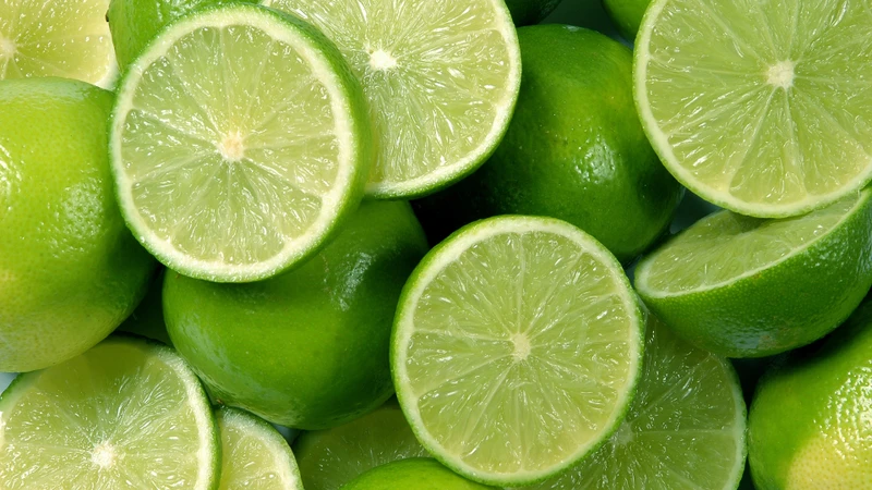 Chanh là nguồn cung cấp vitamin C và các hợp chất chống oxy hóa, có khả năng hỗ trợ bảo vệ tế bào da đầu