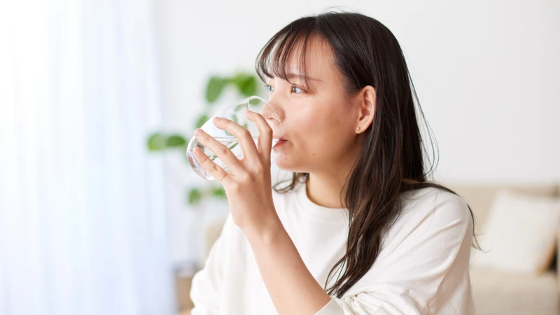 Uống đủ nước rất quan trọng đối với mẹ sau sinh và đang cho con bú