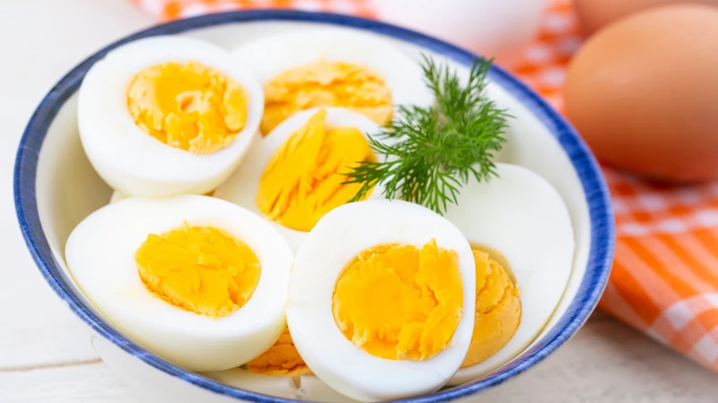 Trứng luộc hoặc trứng hấp giàu tryptophan, là những món ăn giúp an thần dễ ngủ