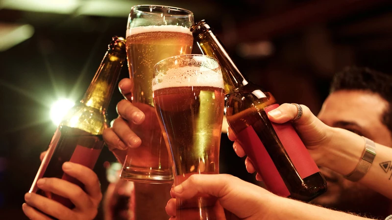 Người bị gan nhiễm mỡ cần hạn chế tối đa việc sử dụng rượu bia và các đồ uống có cồn