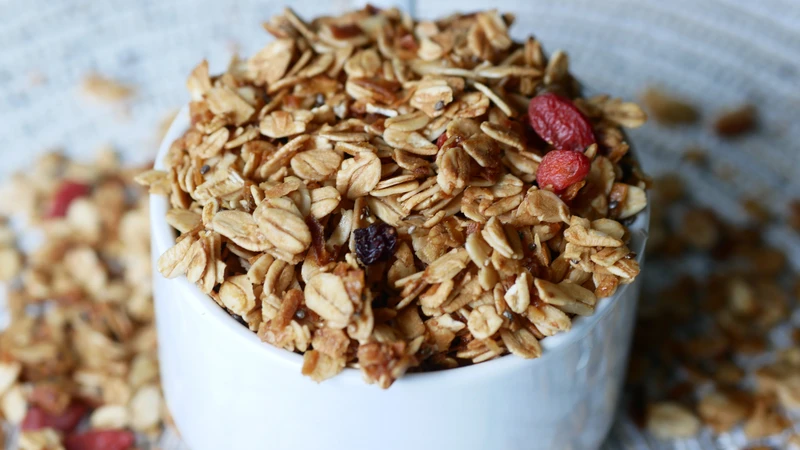 Granola là hỗn hợp yến mạch nướng, các loại hạt và trái cây khô