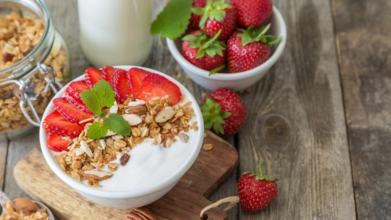 Kết hợp granola với sữa chua không đường và trái cây tươi là bữa sáng lý tưởng