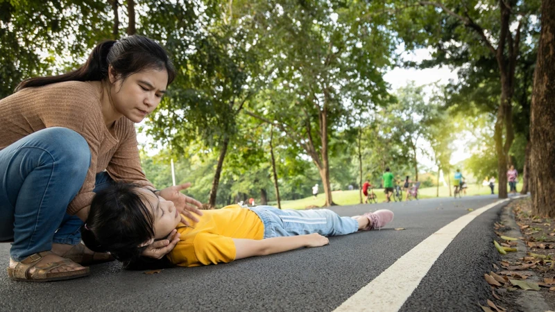 Khi đường huyết giảm sâu và kéo dài, trẻ có thể xuất hiện các triệu chứng nguy hiểm như co giật, ngất xỉu hoặc hôn mê
