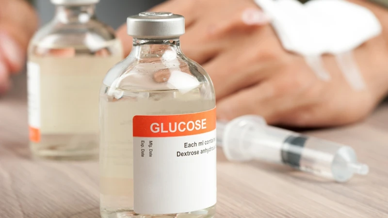 Sau khi bổ sung glucose hoặc điều trị ban đầu, bác sĩ sẽ tiếp tục theo dõi mức đường huyết và tình trạng lâm sàng của trẻ