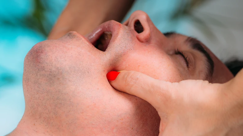 Tình trạng xương hàm kêu khi há miệng có thể liên quan đến cơ hàm hoạt động không cân bằng