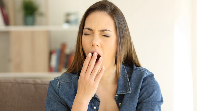 Nên hạn chế há miệng quá rộng, nhai đều hai bên hàm để khắc phục tình trạng há miệng phát ra tiếng kêu