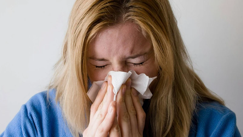 Hạch sau tai sưng đau có thể do nhiễm virus thông thường như cảm cúm