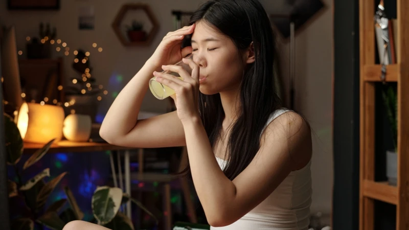 Uống nhiều nước lọc hoặc dung dịch bù điện giải để hỗ trợ giảm triệu chứng hangover