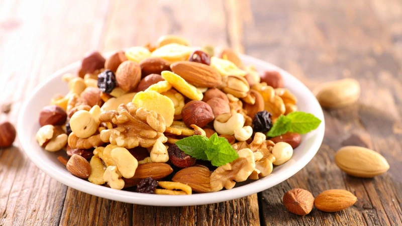 Mặc dù được đánh giá là tốt cho sức khỏe nhưng chỉ nên ăn các loại hạt dinh dưỡng một lượng vừa phải