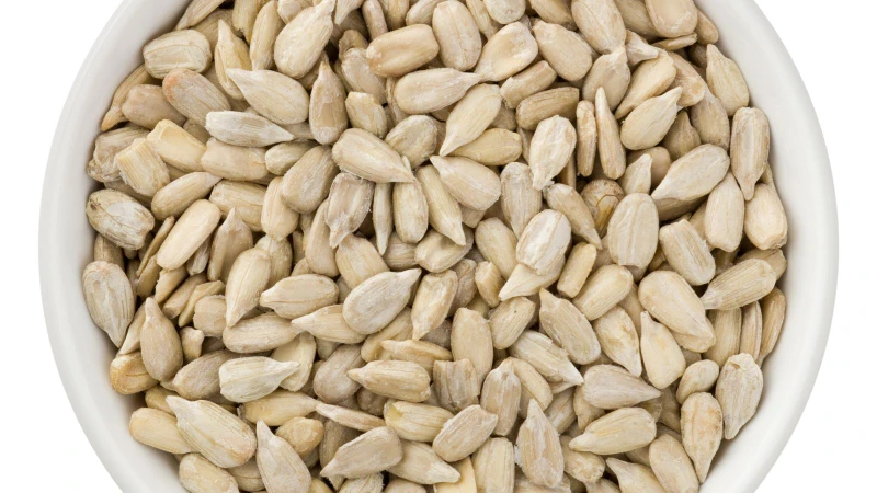 Hạt hướng dương giàu vitamin E giúp bảo vệ tế bào khỏi tổn thương do gốc tự do