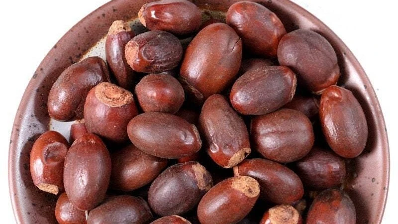 Hạt vải thường được phơi khô và nghiền thành bột
