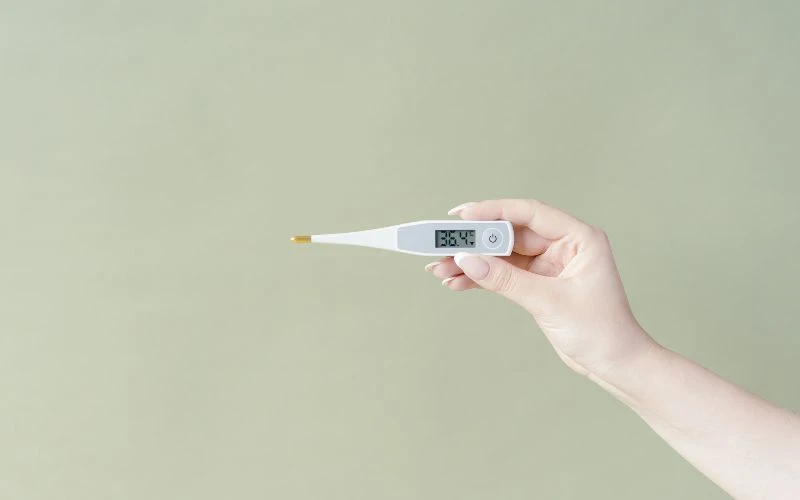Theo dõi nhiệt độ trẻ thường xuyên để phát hiện sự thay đổi kịp thời của trẻ