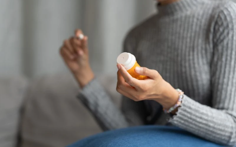 Trong trường hợp bã đậu amidan có kèm theo tình trạng nhiễm trùng hay không mà bác sĩ có thể chỉ định sử dụng thuốc phù hợp
