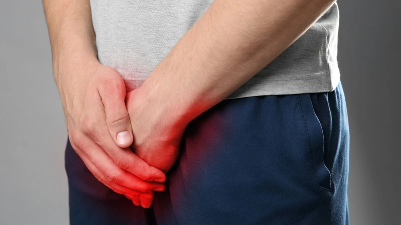 Hẹp bao quy đầu có thể gây sưng đỏ, ngứa và đau rát khi đi tiểu