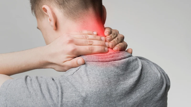 Hẹp lỗ liên hợp đốt sống cổ có thể gây đau, tê hoặc yếu ở chi trên