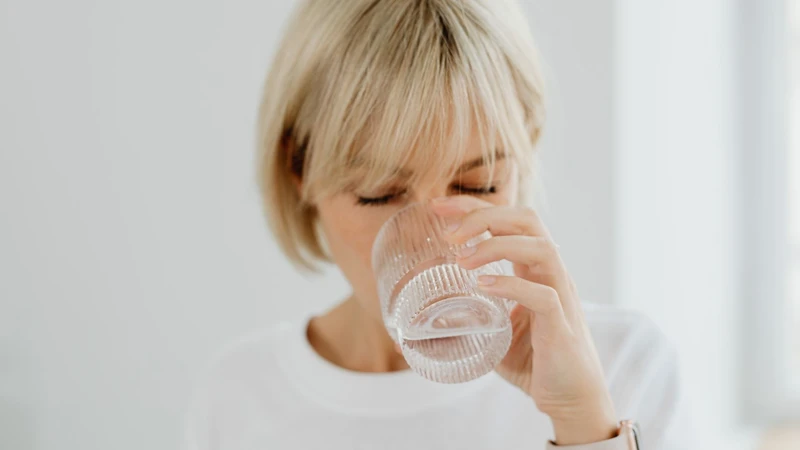 Uống nhiều nước giúp hạn chế hẹp thực quản