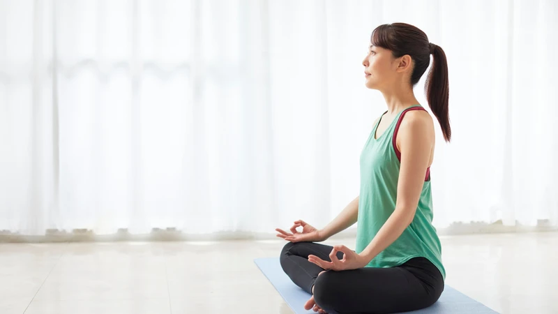 Vận động nhẹ nhàng mỗi ngày như đi bộ,&nbsp;yoga cho bà bầu, hít thở sâu giúp tăng nhu động ruột