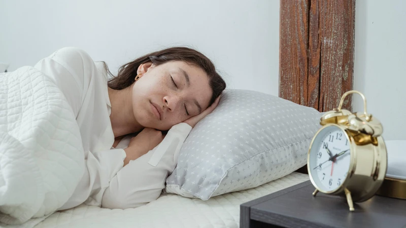 Thay đổi lối sống như ngủ đủ giấc và điều trị ngưng thở khi ngủ nếu có