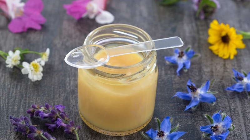 Hiểu rõ&nbsp;có nên uống sữa ong chúa thường xuyên giúp bạn tối ưu hóa lợi ích làm đẹp