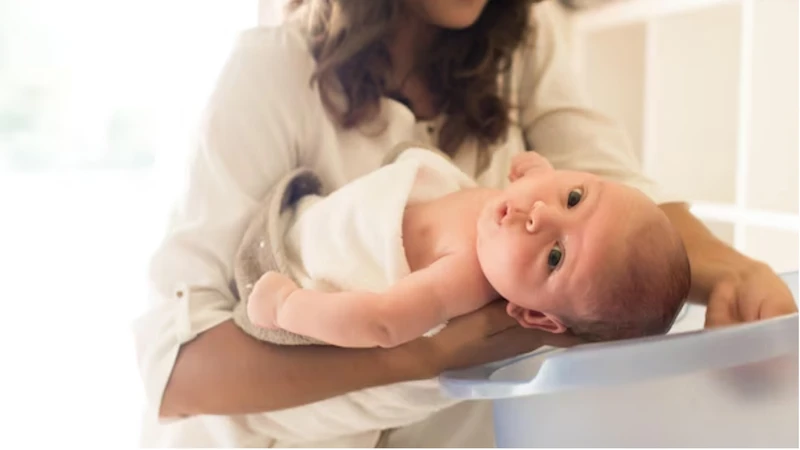 Giữ vùng da đầu của trẻ sạch sẽ, khô ráo khi chăm sóc trẻ tại nhà