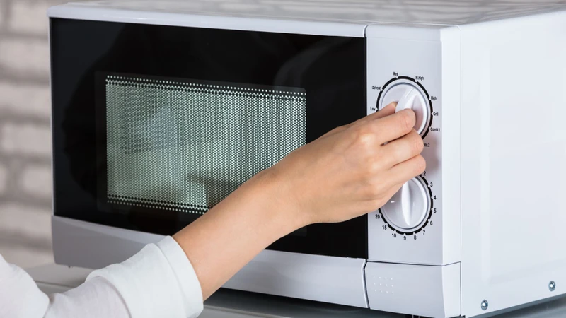 Việc rã đông sữa mẹ bằng lò vi sóng có thể gây biến đổi chất dinh dưỡng trong sữa