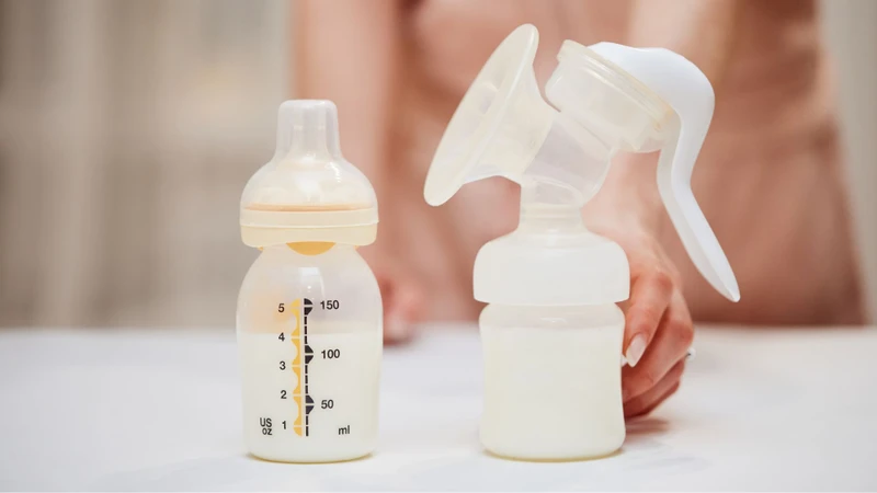 Mẹ nên kiểm tra kết cấu, mùi vị trước khi cho trẻ sử dụng sữa đã trữ đông