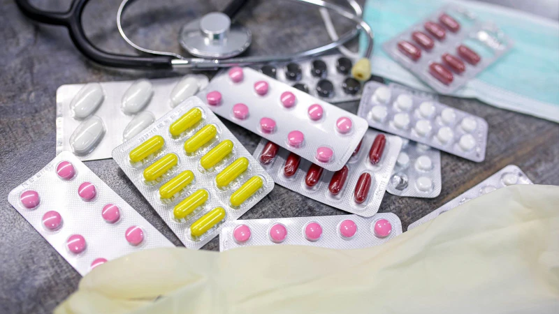 Việc dùng thuốc cần tuân thủ đúng hướng dẫn, tránh tự ý mua thuốc