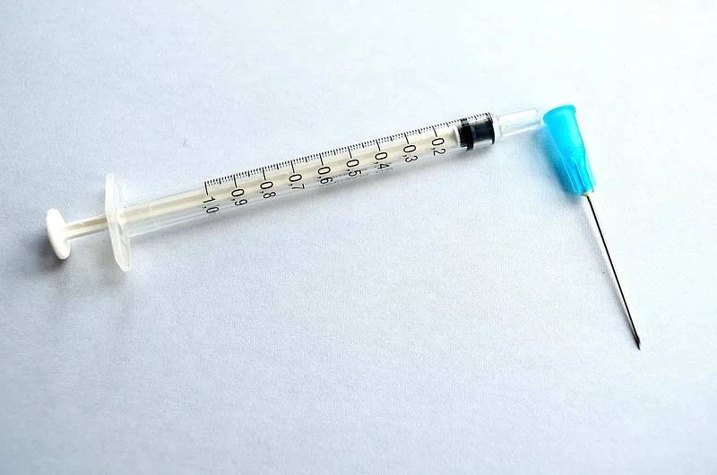 HIV có lây qua vết xước nhỏ không? Cần làm gì khi biết mình bị nhiễm HIV? 2