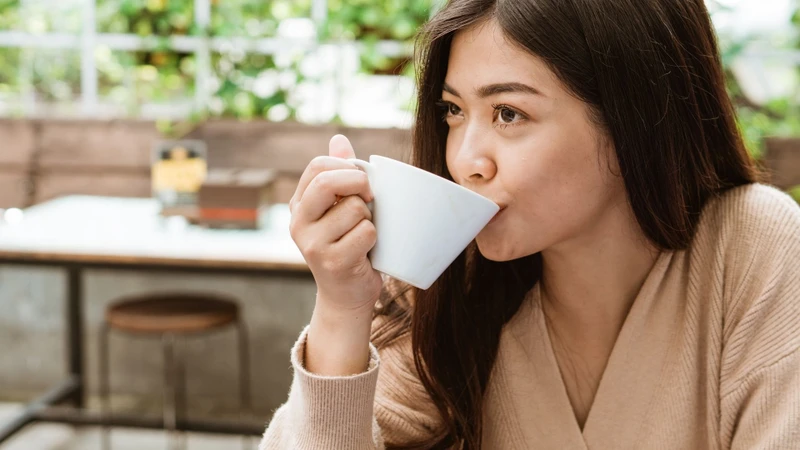 Cà phê có thể làm khô họng hoặc kích thích triệu chứng ở một số người